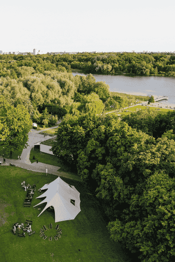 Szef kuchni wykańcza dania na kolację degustacyjną