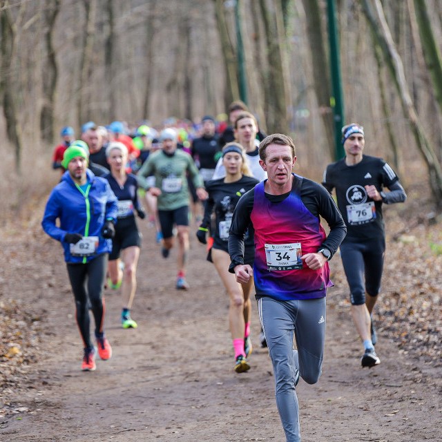 Biegający uczestnicy City Trail